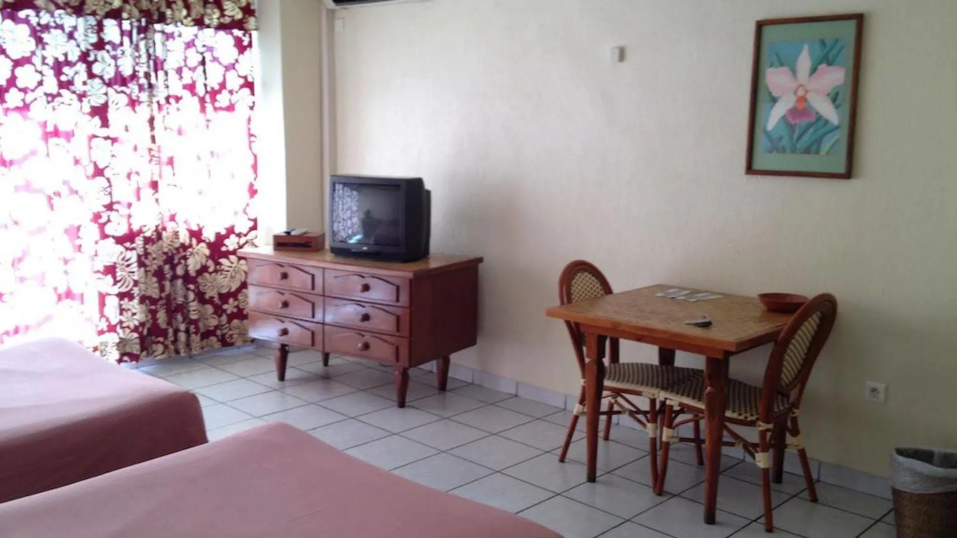 Hotel Tiare Tahiti 파페에테 2*,